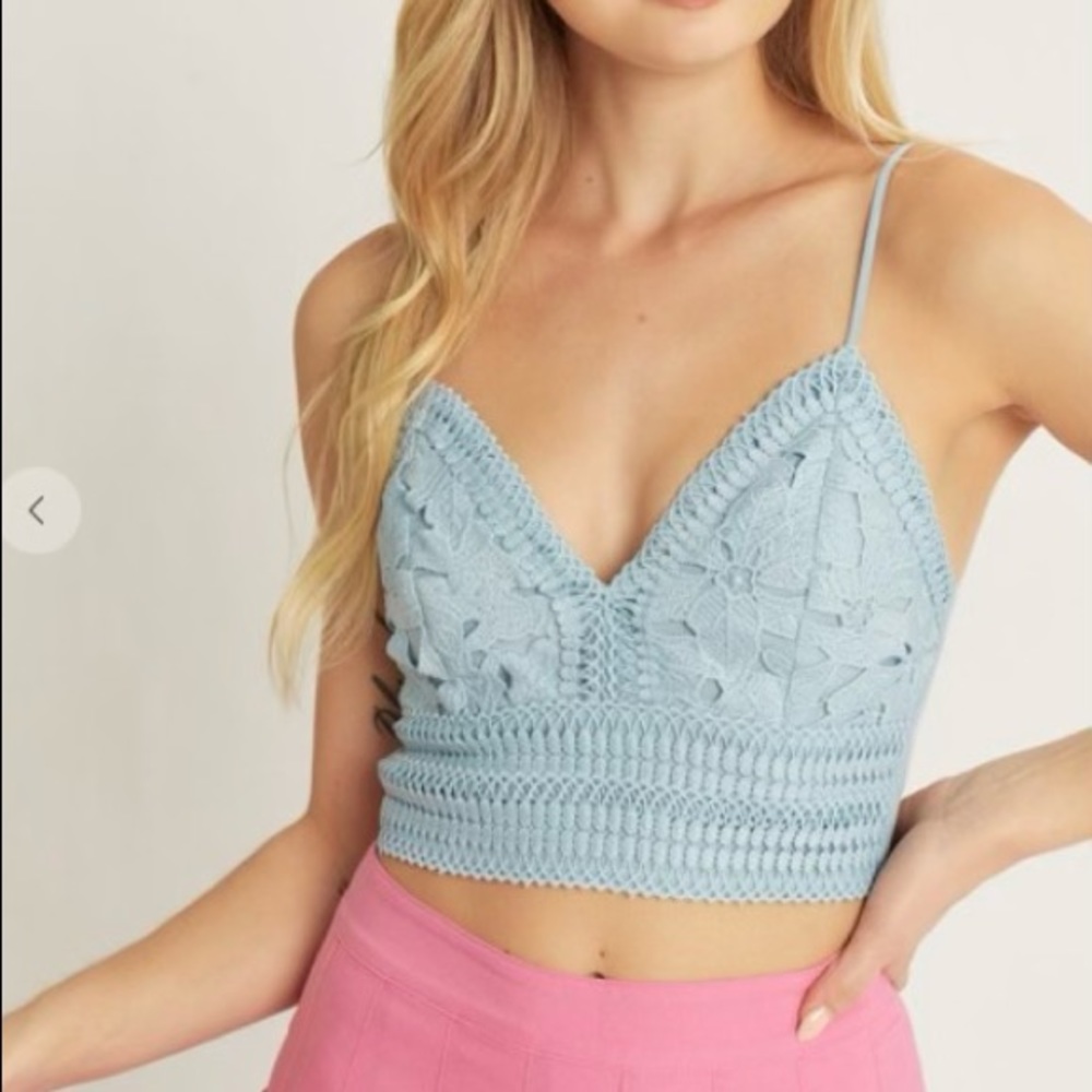 Textured lace cropped top, v neckline.